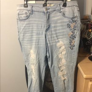 Boyfriend jeans light blue with embroidery on leg